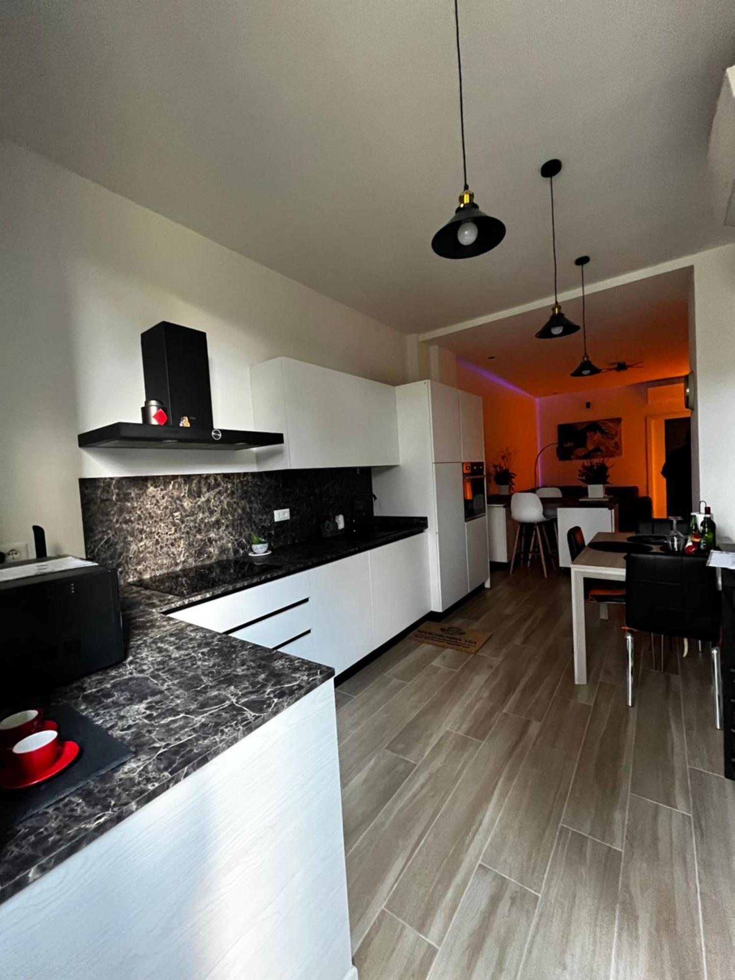 Yea - Your Exclusive Loft Next To Station Apartment *