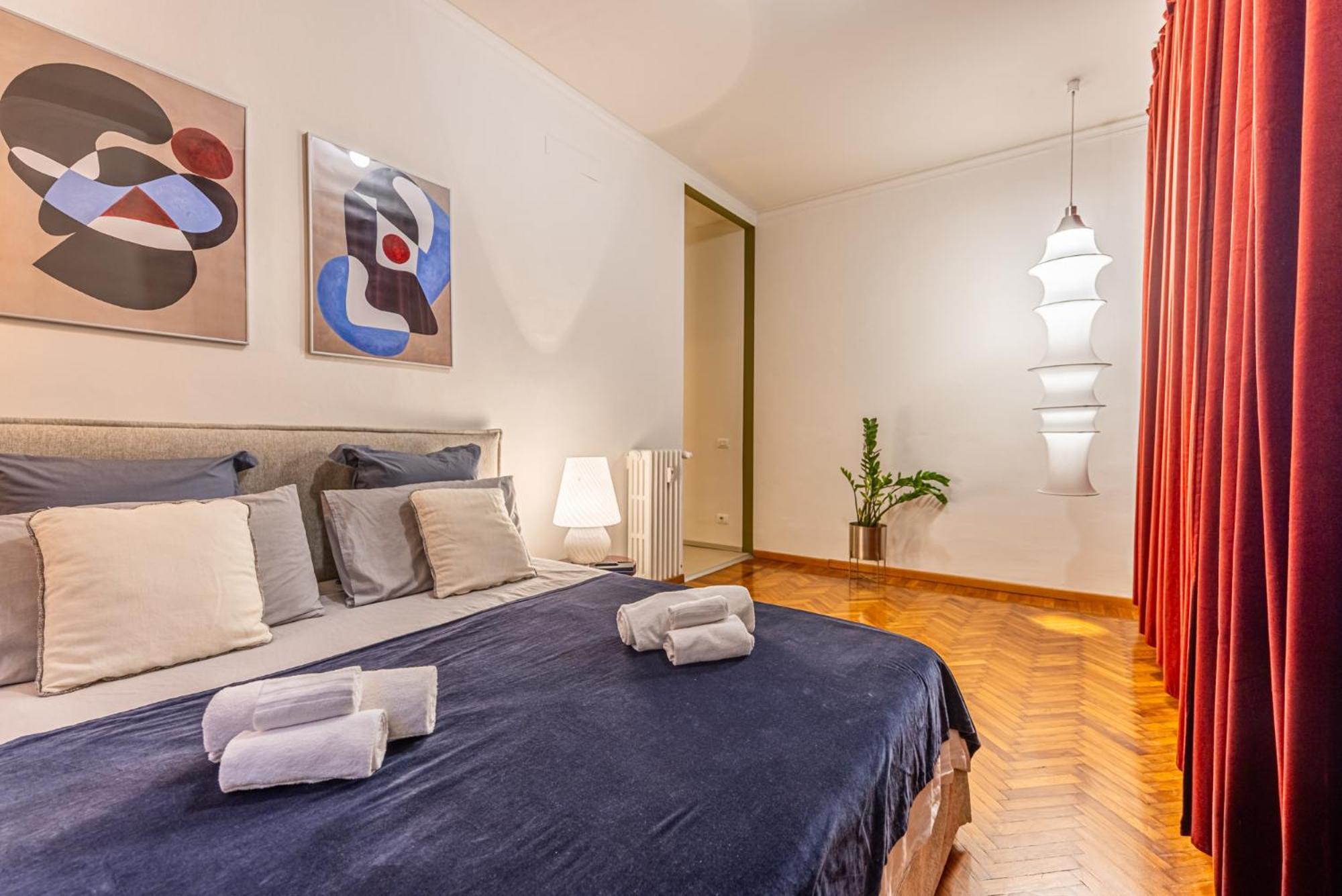 Apartment Luxury Design With Prestigious Artworks
