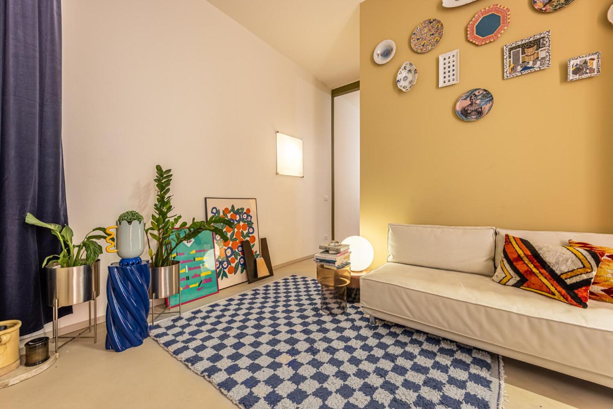 Luxury Design With Prestigious Artworks Apartment Milan