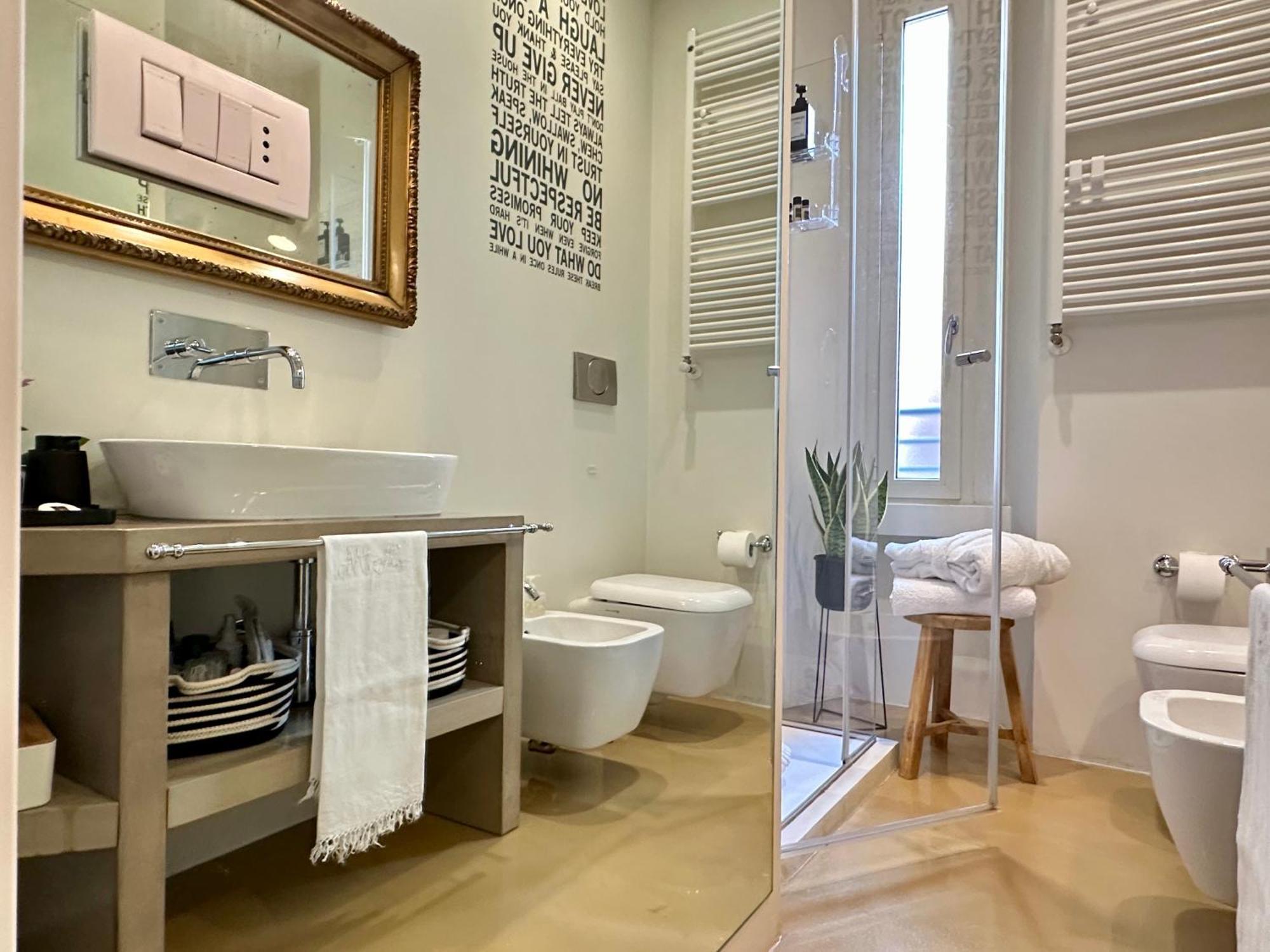 Lily Pads -elegant Apartment- In The Center Apartamento