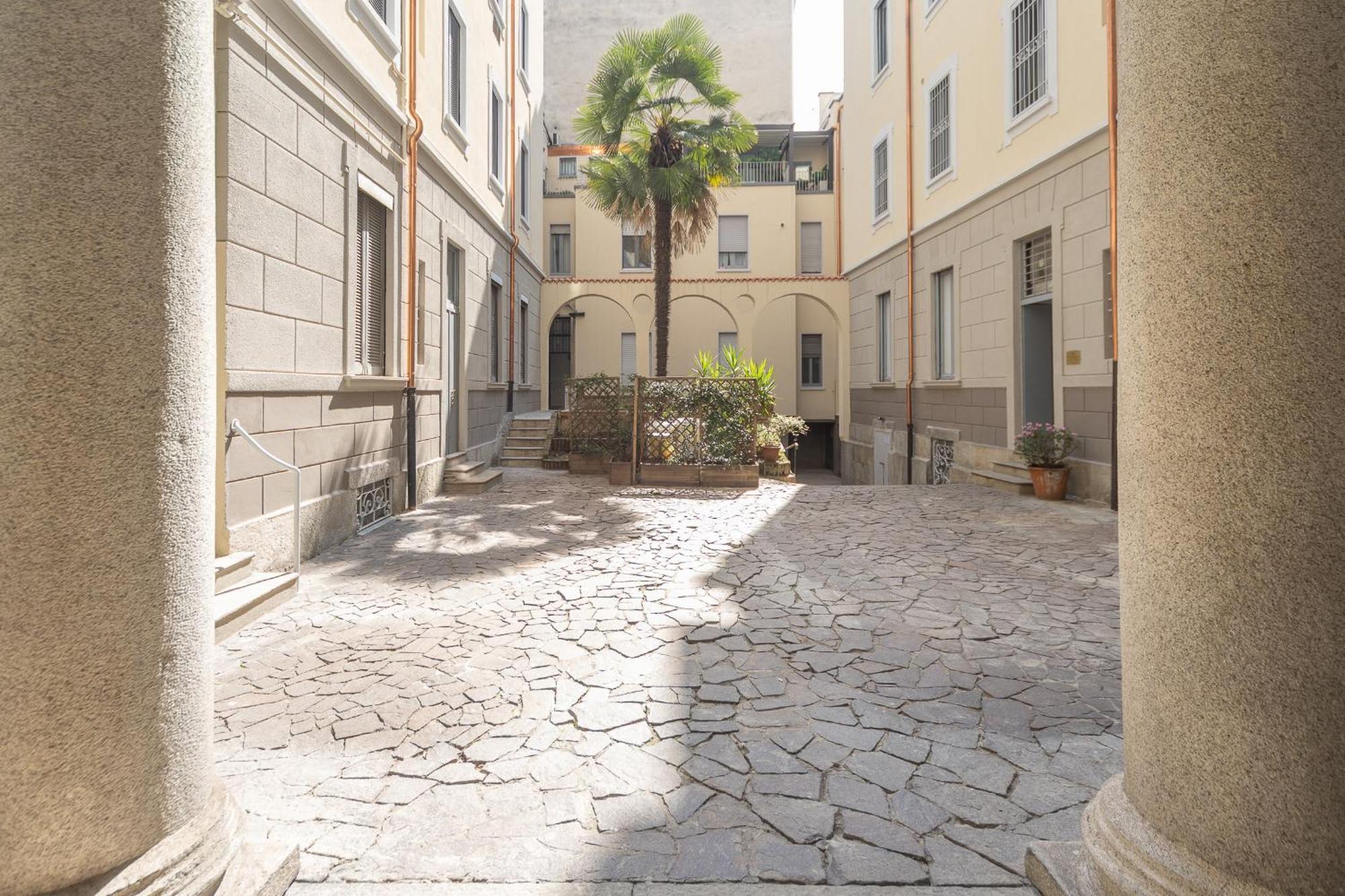 Sunny With Terrace In Center By Rentopolis Milão