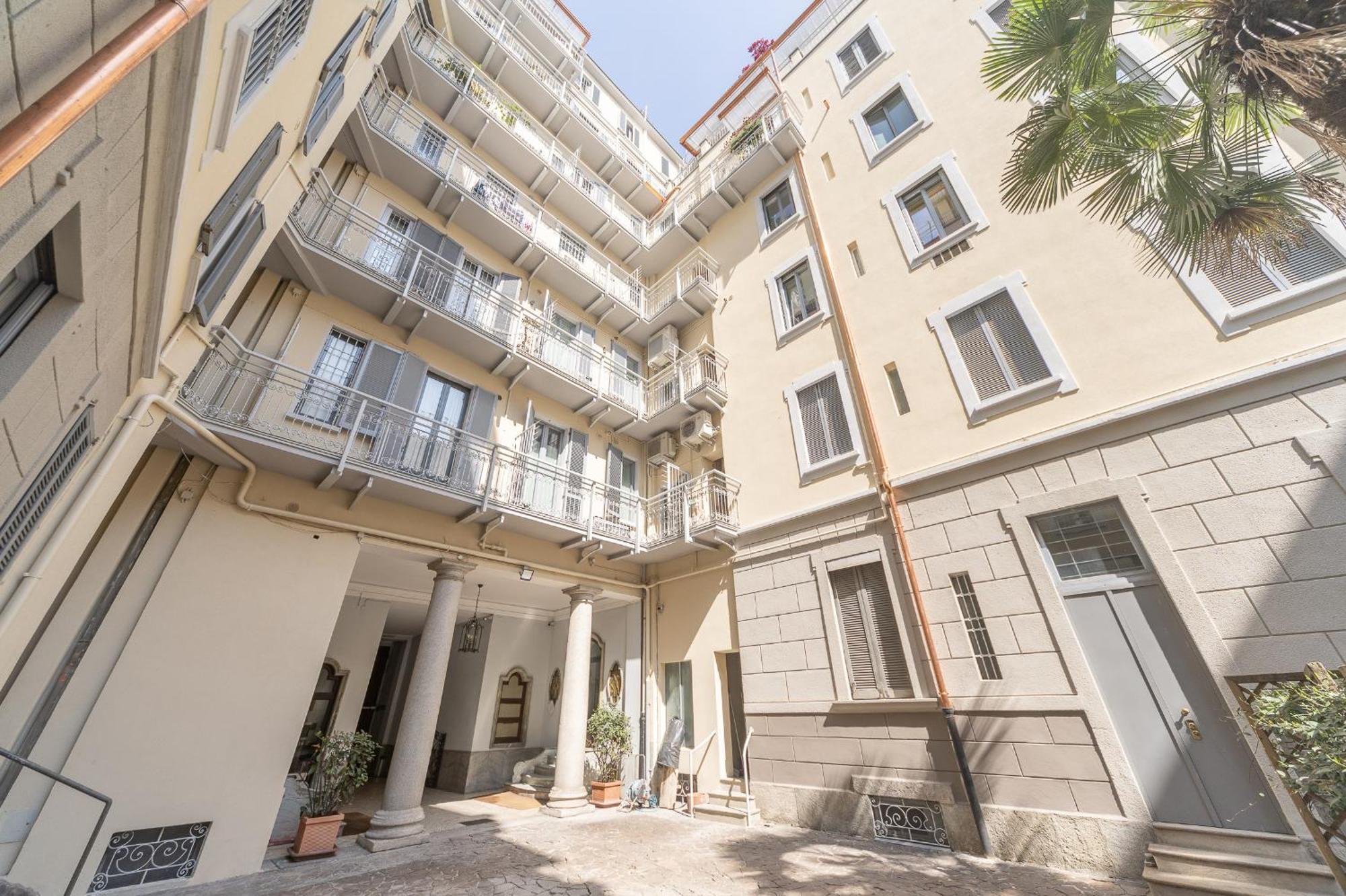 Sunny With Terrace In Center By Rentopolis Milão