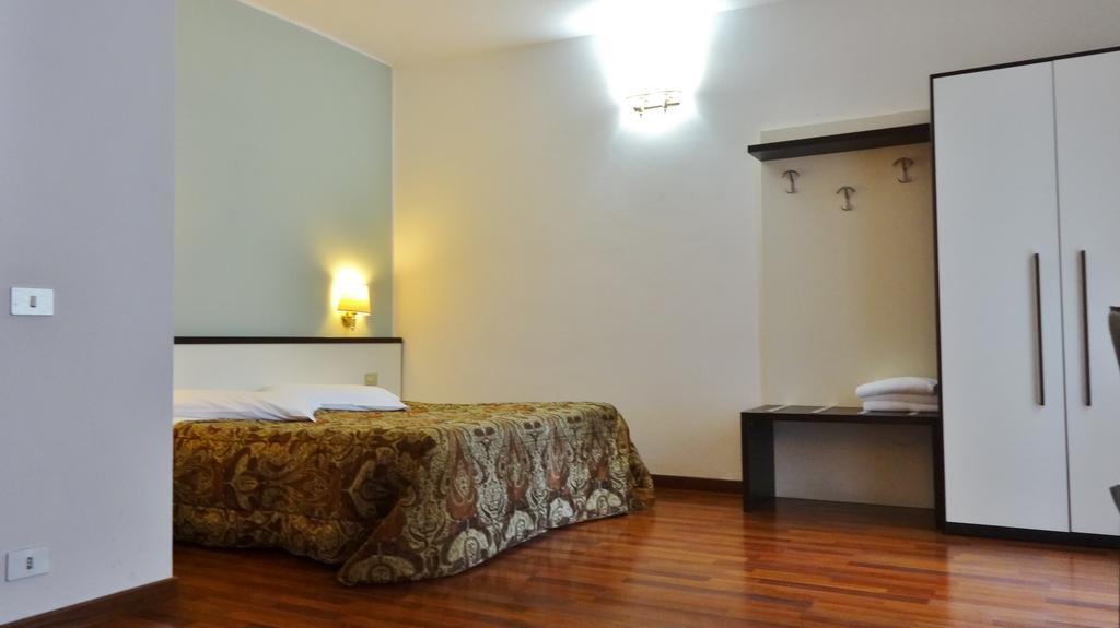Hotel Lux Durante Milão