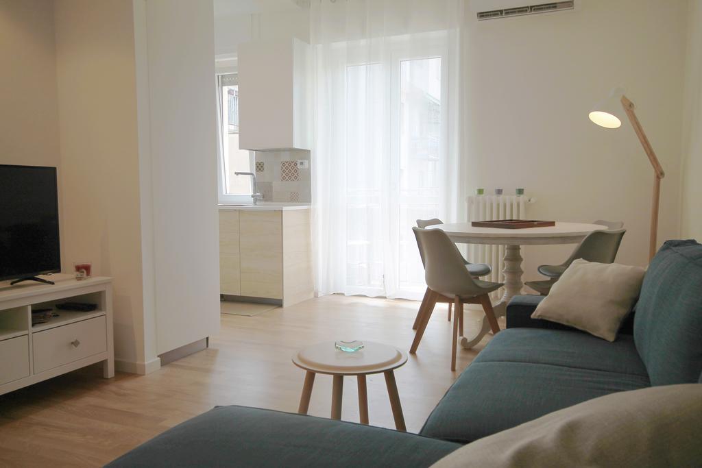House Of Mirrors Apartment *