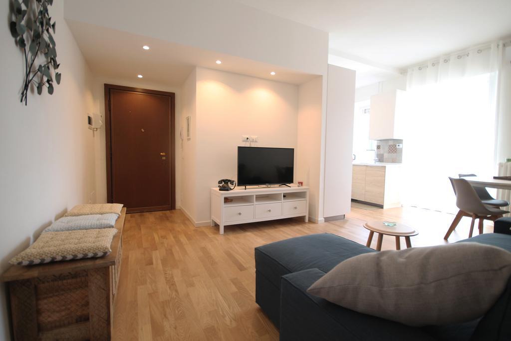 House Of Mirrors Apartment *