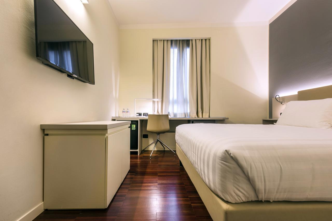 Hotel 43 Station 3*