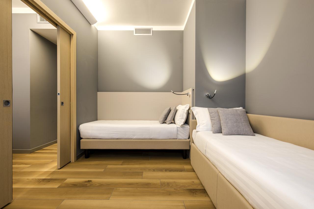 Hotel 43 Station 3*