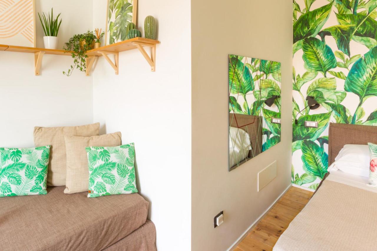 Duomo Views, Light, Jungle-inspired With Terrace Apartment Mailand