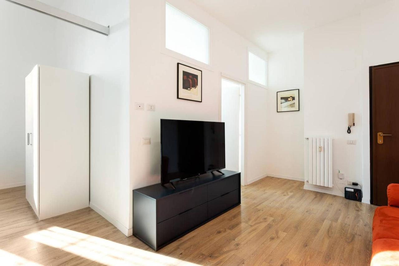 Spacious Flat Close To Fondazione Prada & Metro Apartment