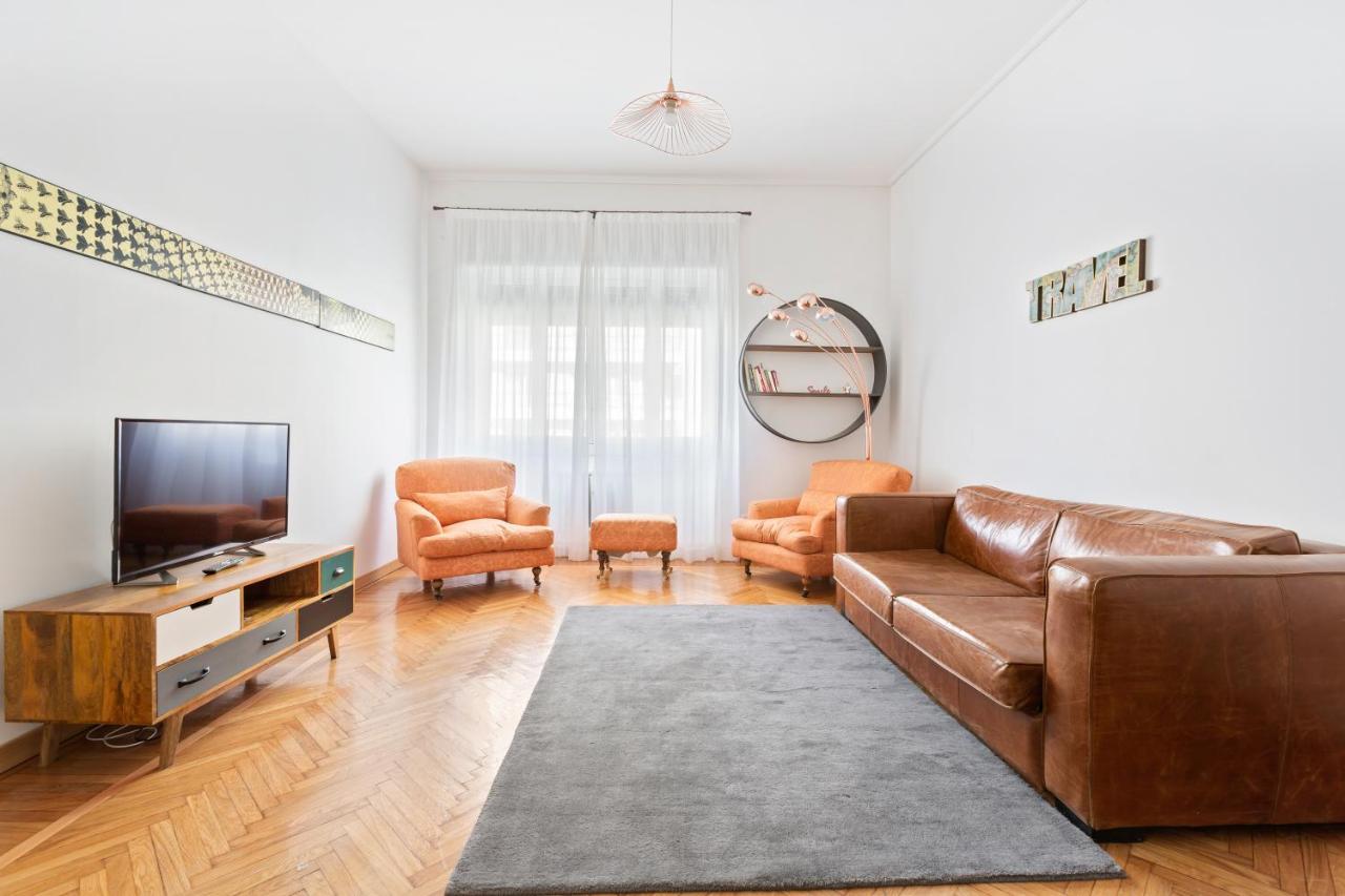 Roomy Duomo & San Babila Apartment Mailand