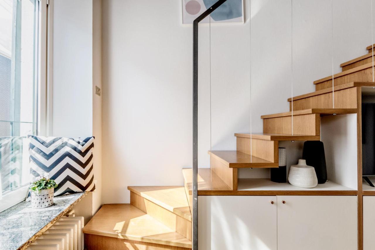 Modern Simplicity In Centre *
