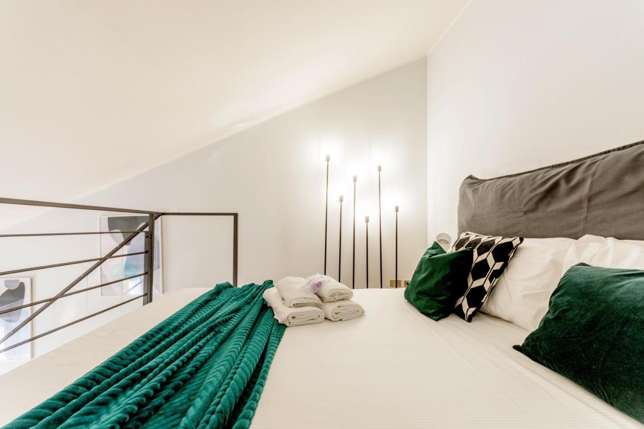 Modern Simplicity In Centre Mailand