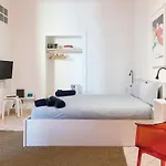 Xenia Apartments - Stylish Colorful Apt- Upbeat & Well-Connected Area