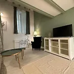 Flowers, A Cozy Suite In Milan