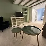 Flowers, A Cozy Suite In Milan