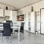 Luxury Apartment In Prada District Near Mm Brenta & Milan Center - Ideal For Business Profiles