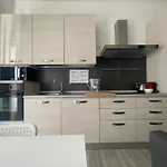 Gardone Apartment - Ampio Appartamento Con 2 Camere Da Letto - Comodo Per Duomo!