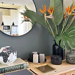 Lily Pads -Elegant Apartment- In The City Center