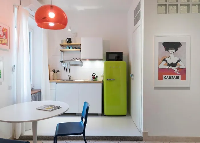Xenia Apartments - Stylish Colorful Apt- Upbeat & Well-Connected Area