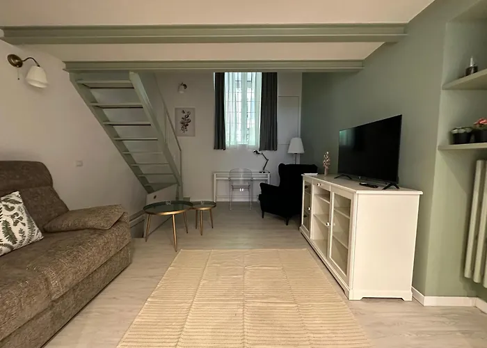 Flowers, A Cozy Suite In Milan
