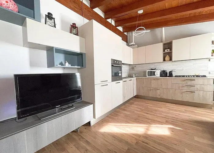 The Urban Nest 2, Spacious, Wifi And Near The Red Metro