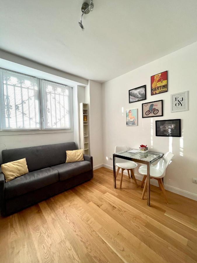 The Small White House In Apartment *