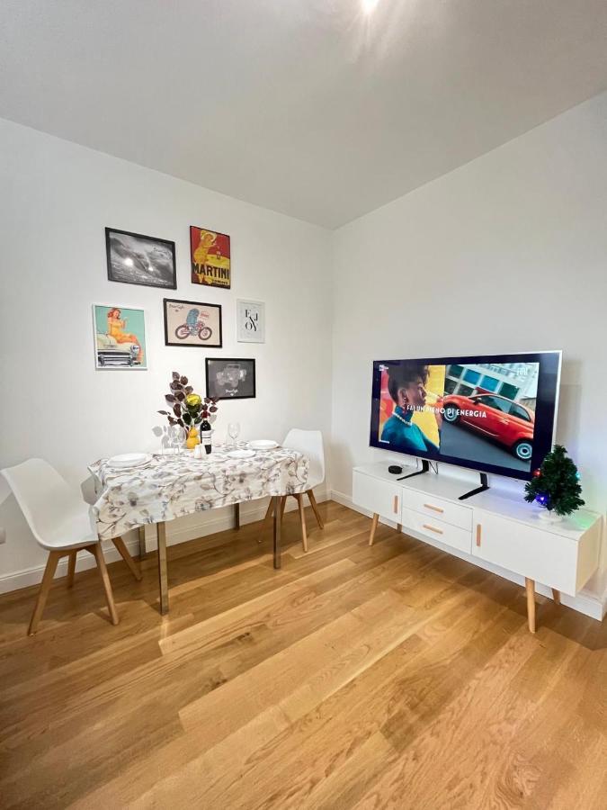 The Small White House In Apartment