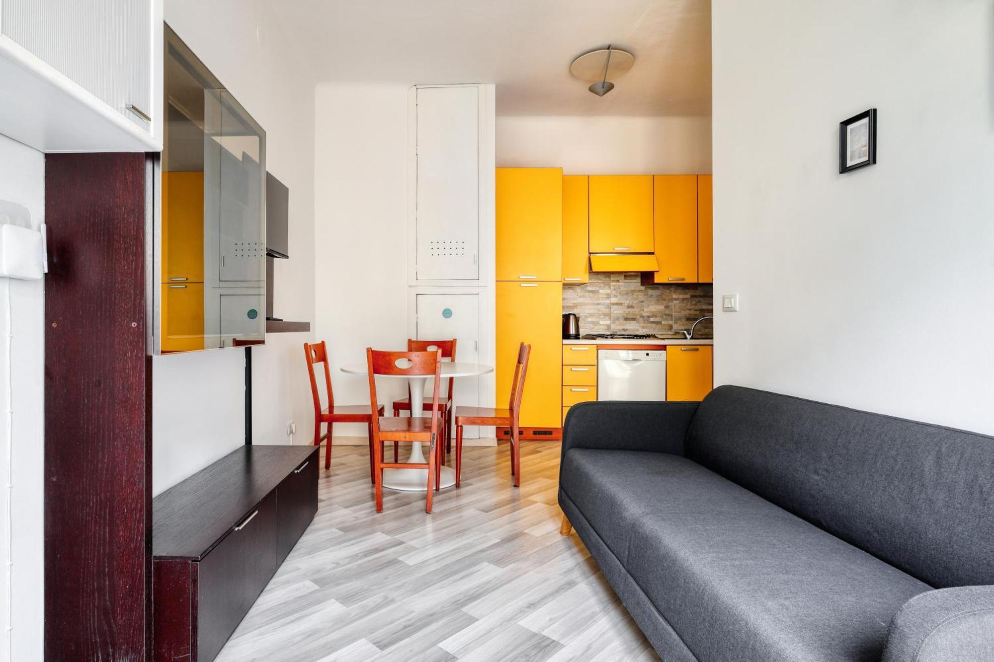 Joivy Stylish 2-bed Flat, Easy Access To Centre Apartment *
