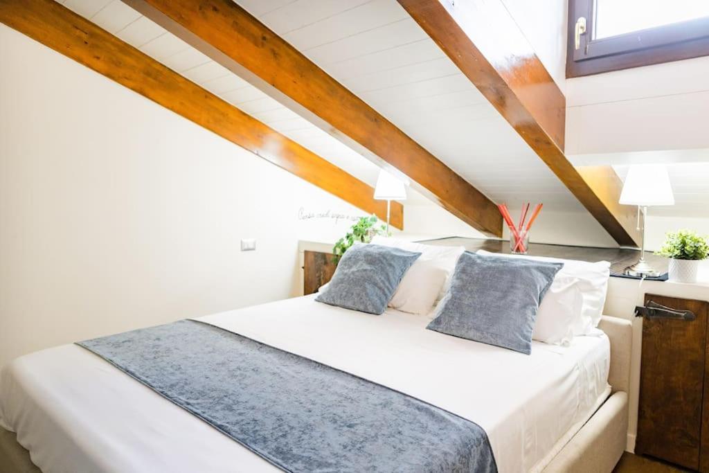 Canonica Attic Apartment Mailand