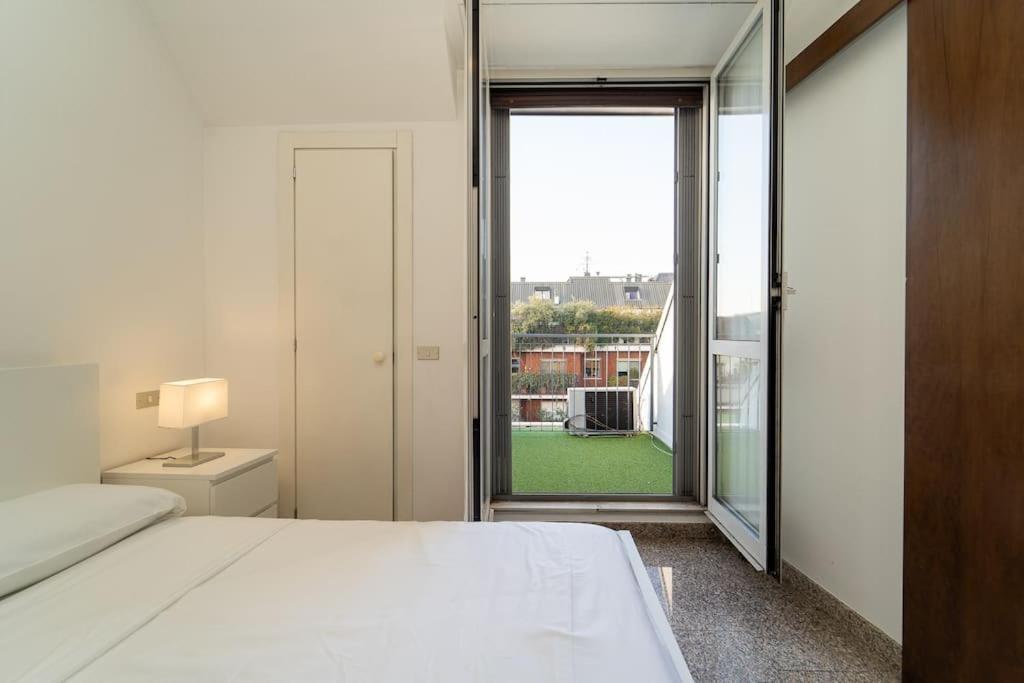 5 Giornate Apt Con Terrazzo E Garage Privato * Milão