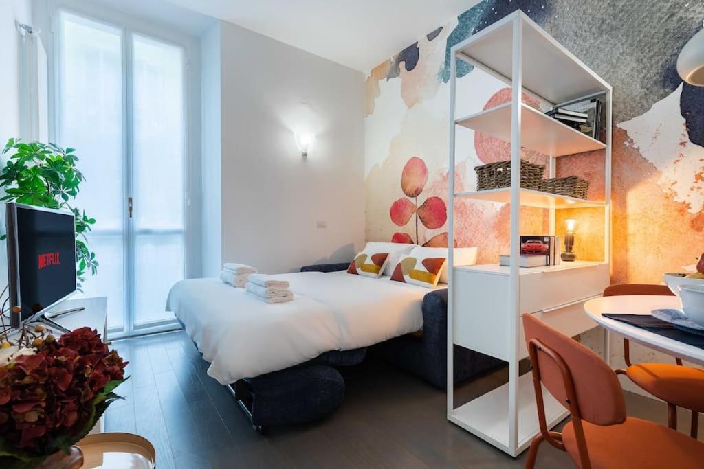 Central Station & Shuttle Airport Stop 2' Walk Apartment