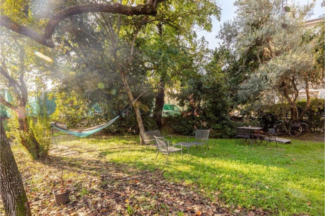 Tiny House On Water Surrounded By Greenery Apartamento *