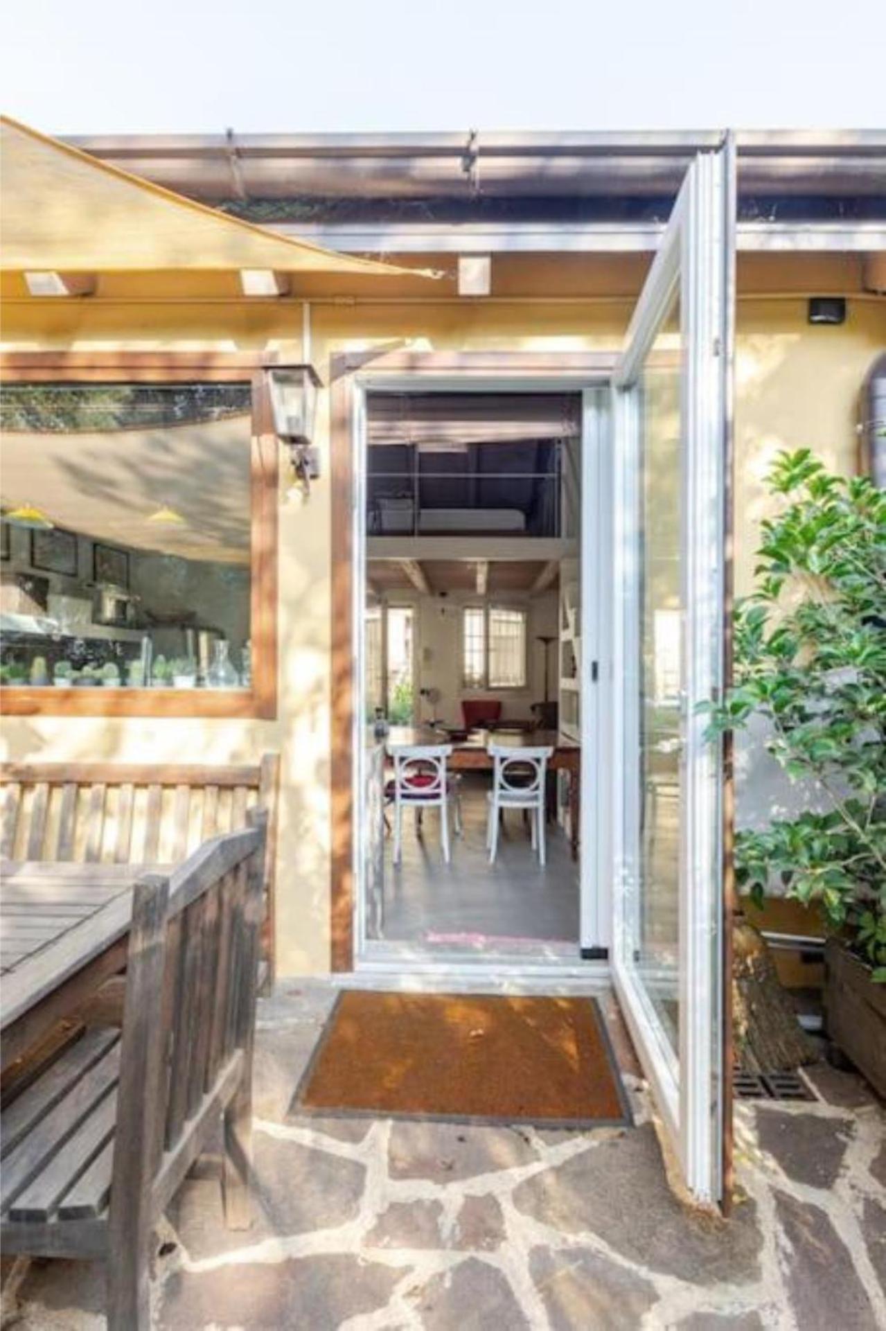Tiny House On Water Surrounded By Greenery Apartamento Milão
