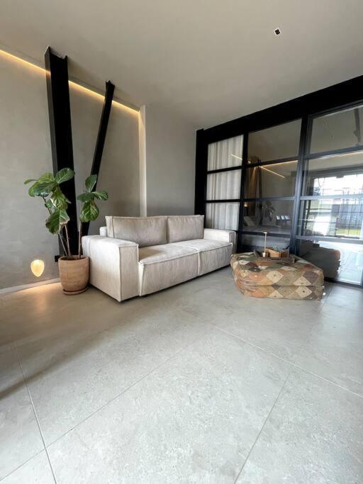 Modern Canal-side Loft With Private Garden Apartment *