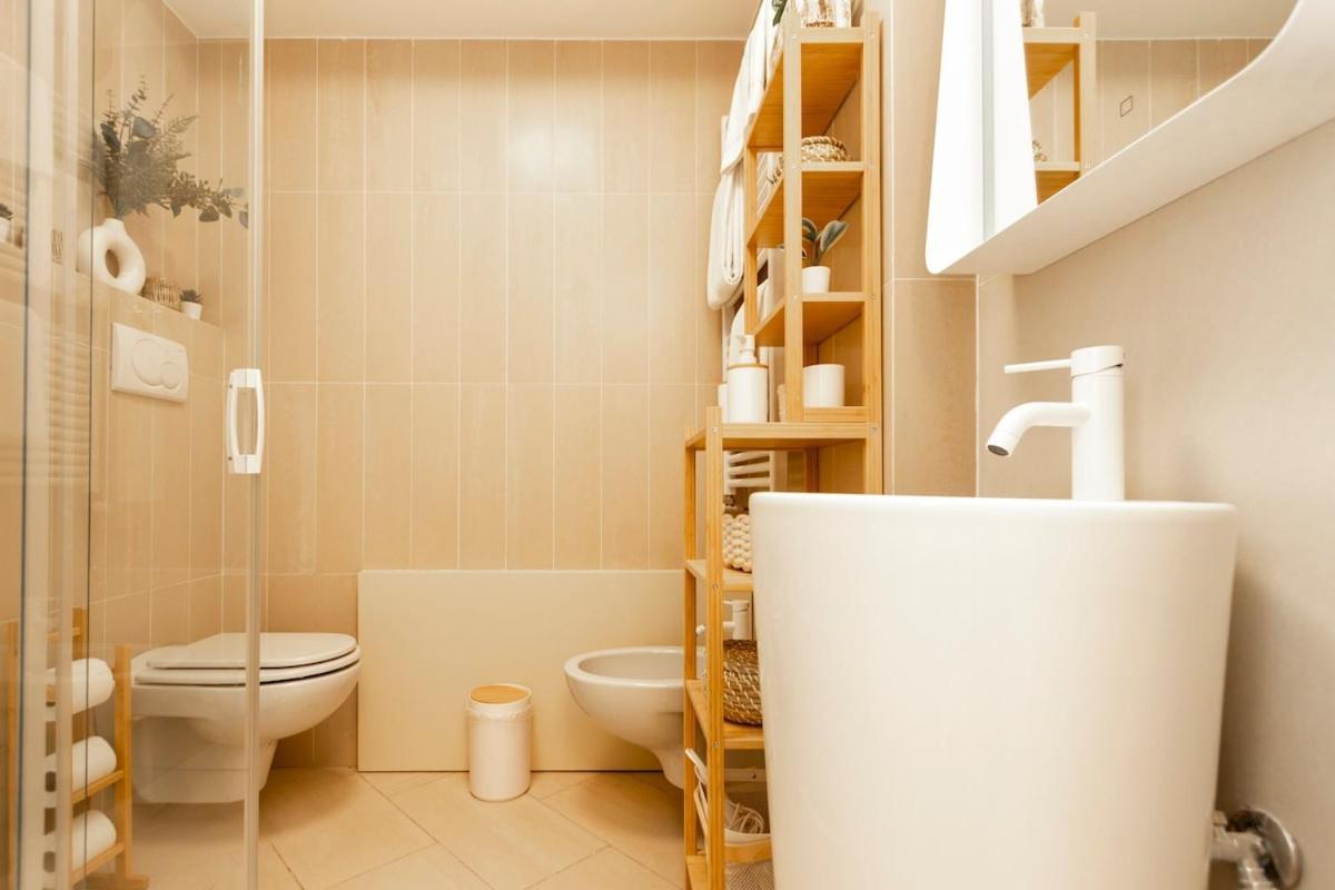 Sunny Retreat Near Metro, 12 Min To Duomo Apartment Mailand