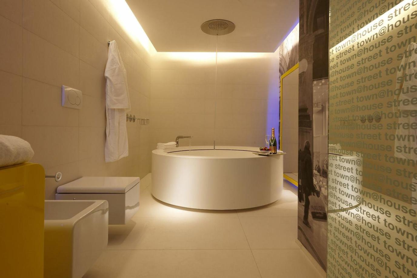 Town House Street Hotel *