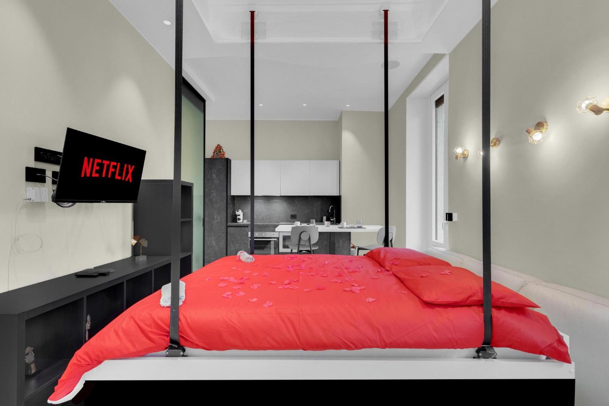 Apartment Is In The Air - Suspended Bed & Bath Hub Mailand