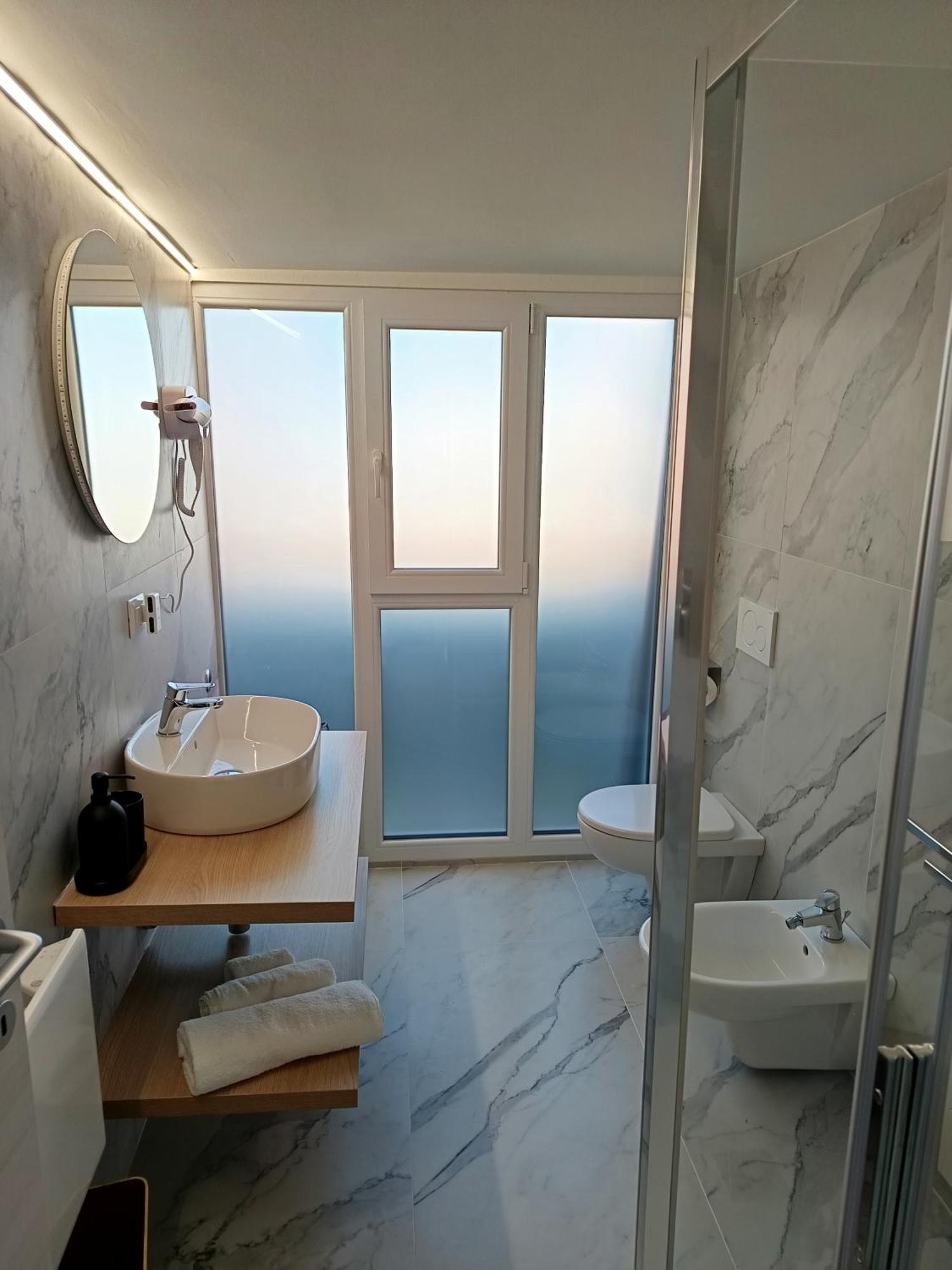 Sky View With Swimming Pool, Ac, Wifi, M2 Bed & Breakfast Milan