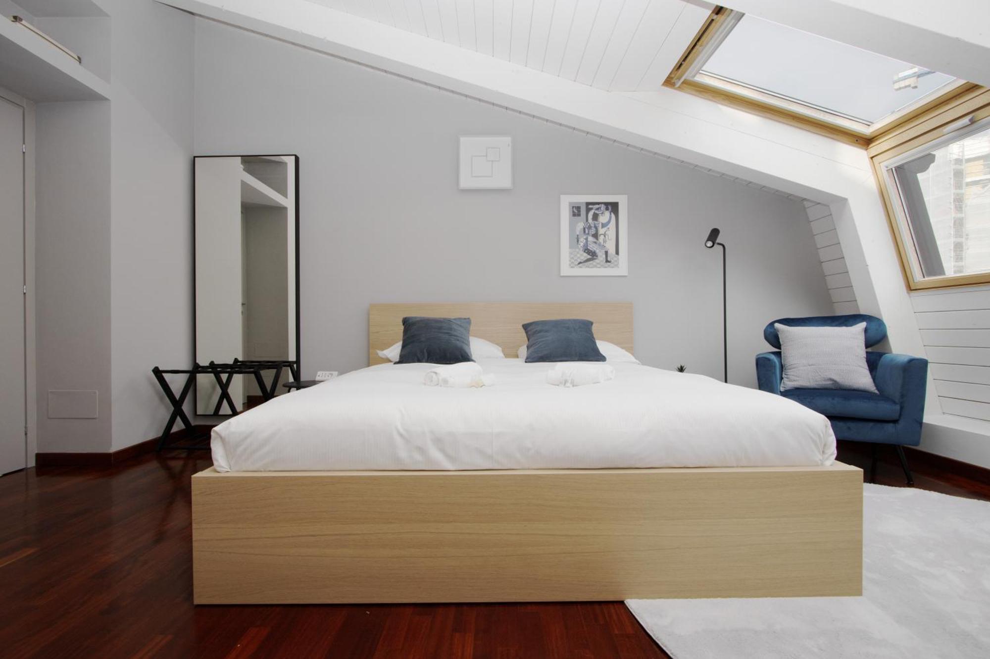 Apartment Penthouse With Patio & 2 Baths, 10 Min To Duomo *