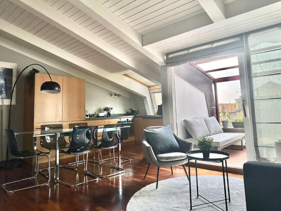 Penthouse With Patio & 2 Baths, 10 Min To Duomo Apartment Mailand