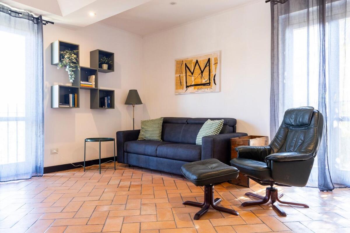 15th-century Apt, City-mxp Train Mailand