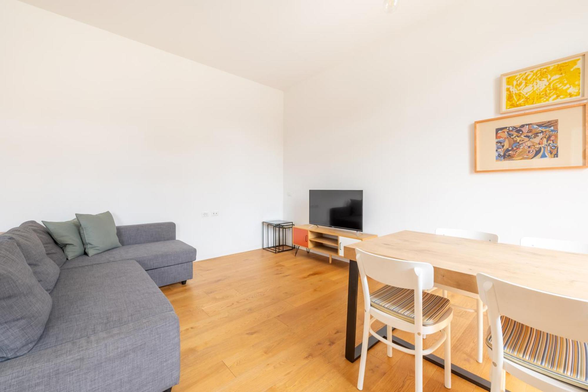 Apartment Isola - Bright 2-room With Balcony