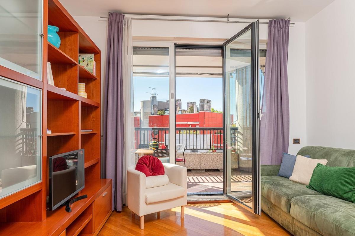 The Rainbow House With Terrace! Apartamento Milão