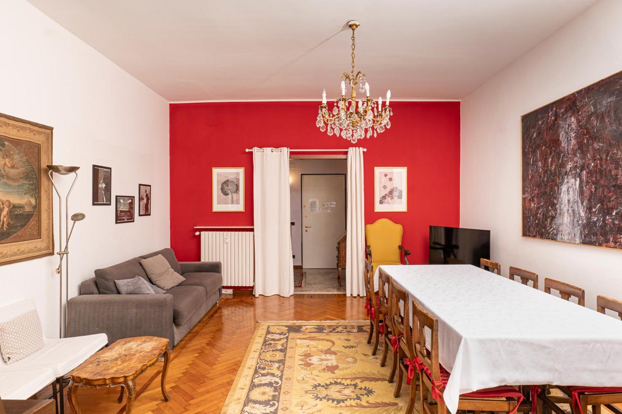 Apartment Sunshine-filled On Subway