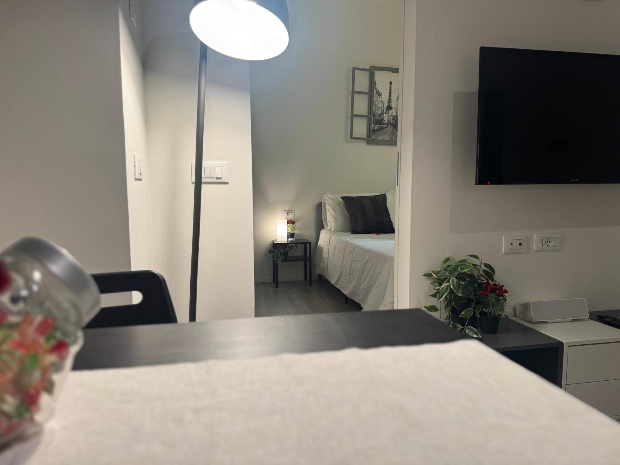 Apartment A Casa Di Imma A 5 Min Stazione Centrale, Wi-fi Veloce, Balcone Abitabile *