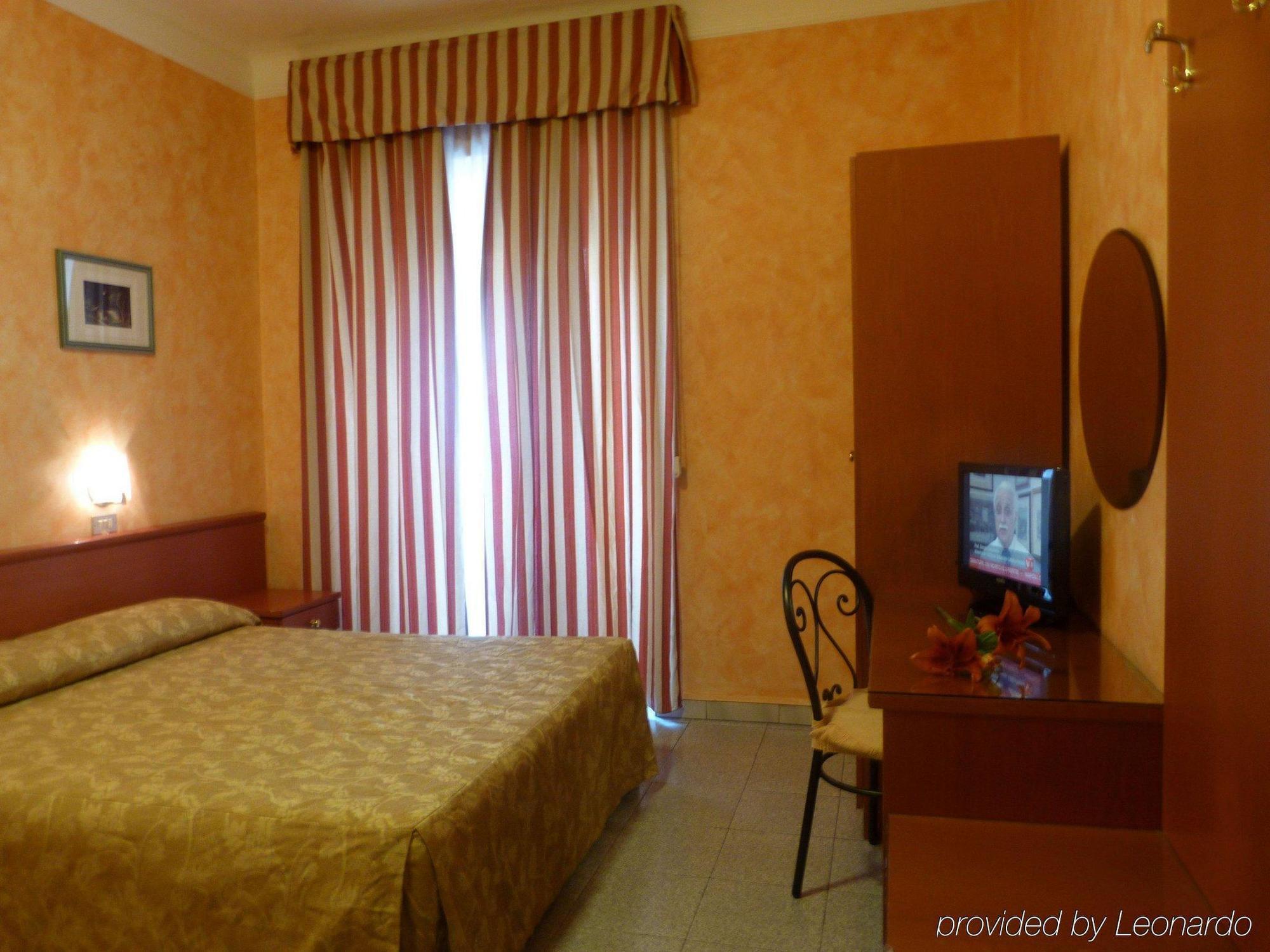 Aurora Hotel *