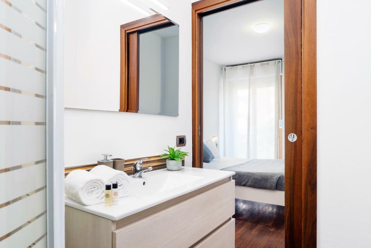 Four Bedroom Near Metro Apartment Mailand