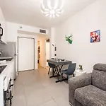 Renovated Apt With Garden & Veranda!
