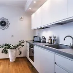 5 Min Walk From Subway Elegant & Modern