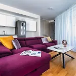 5 Min Walk From Subway Elegant & Modern